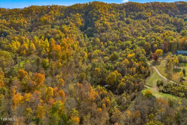 853 Twin Ponds LN, Thorn Hill, TN 37881