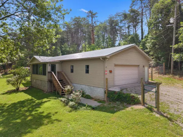 1689 McCleary Bend RD, Sevierville, TN 37876