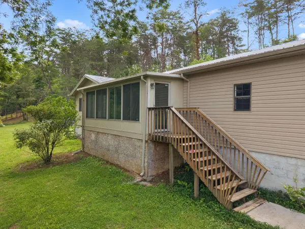 1689 McCleary Bend RD, Sevierville, TN 37876