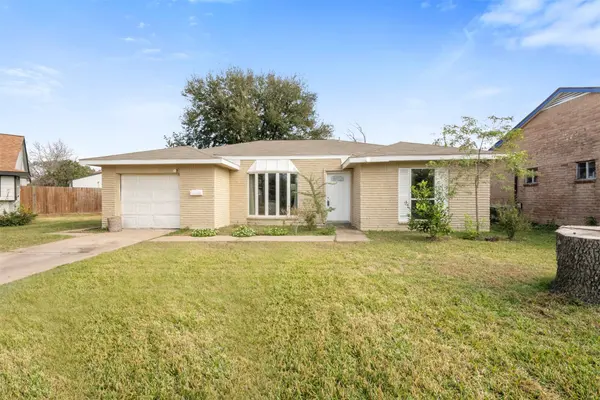 8611 Amblewood Drive, Houston, TX 77099