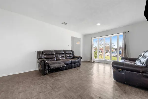 8611 Amblewood Drive, Houston, TX 77099