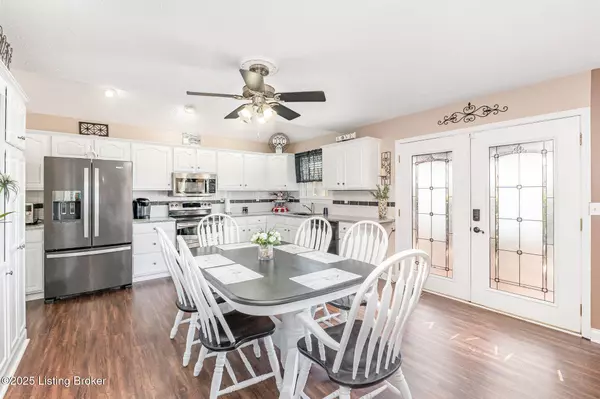 5027 Hunters Point Cir, Louisville, KY 40216