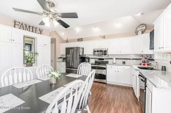 5027 Hunters Point Cir, Louisville, KY 40216