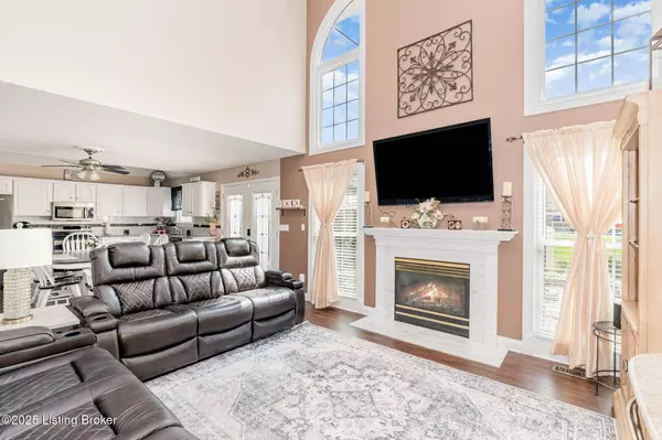 5027 Hunters Point Cir, Louisville, KY 40216