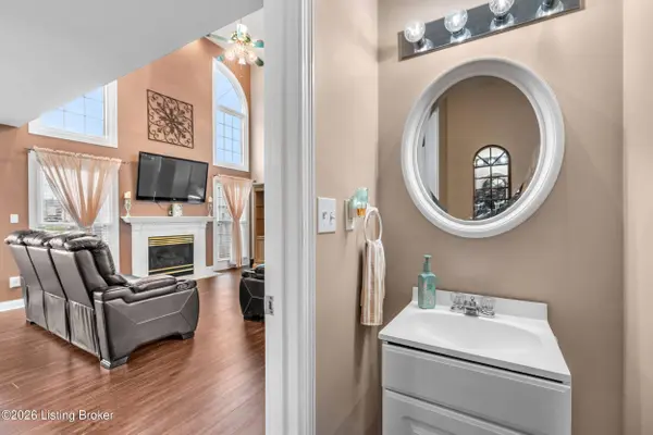 5027 Hunters Point Cir, Louisville, KY 40216