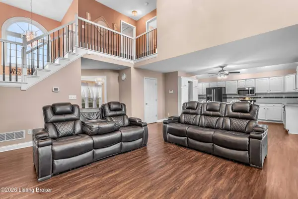 5027 Hunters Point Cir, Louisville, KY 40216