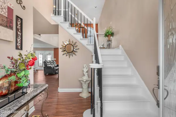 5027 Hunters Point Cir, Louisville, KY 40216