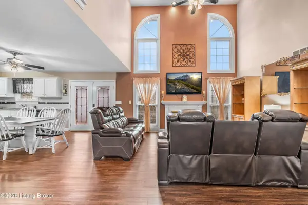 5027 Hunters Point Cir, Louisville, KY 40216