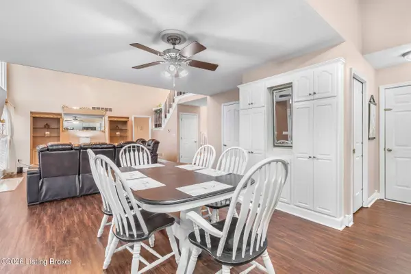 5027 Hunters Point Cir, Louisville, KY 40216