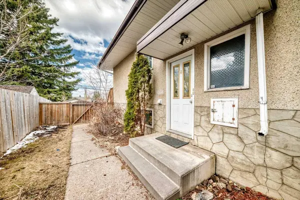 921 Mckinnon DR NE, Calgary, AB T2E7B5