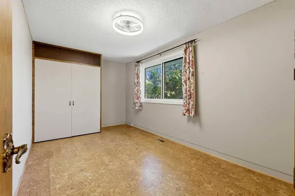 944 Canna CRES SW, Calgary, AB T2W 1N9
