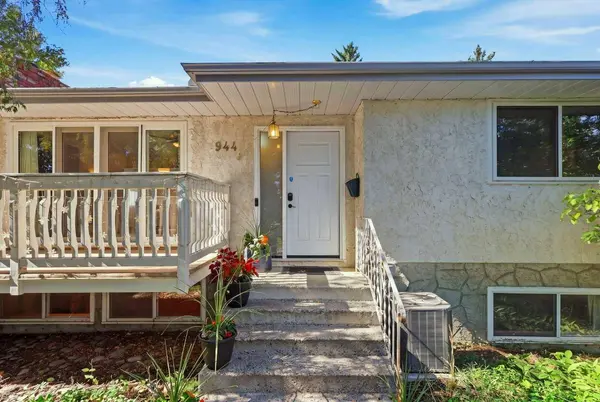 944 Canna CRES SW, Calgary, AB T2W 1N9