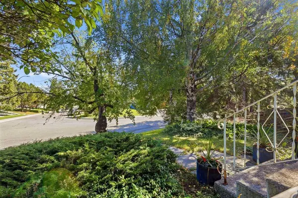 944 Canna CRES SW, Calgary, AB T2W 1N9