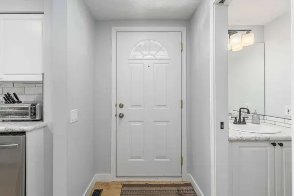 5315 53 AVE NW #1, Calgary, AB T3A 2E7