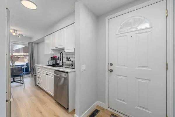 5315 53 AVE NW #1, Calgary, AB T3A 2E7