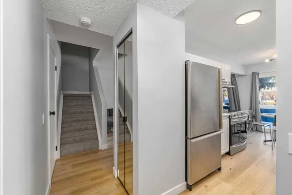 5315 53 AVE NW #1, Calgary, AB T3A 2E7