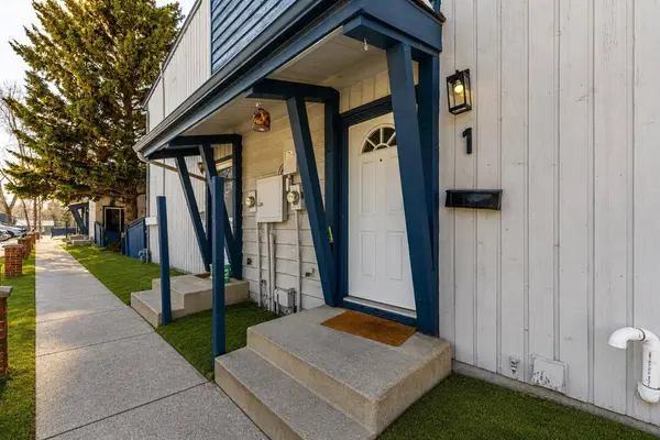 5315 53 AVE NW #1, Calgary, AB T3A 2E7