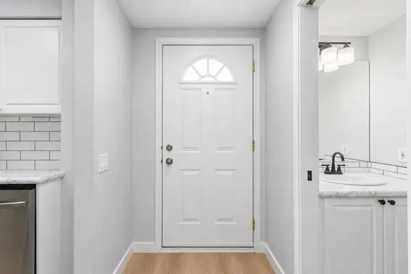 5315 53 AVE NW #1, Calgary, AB T3A 2E7