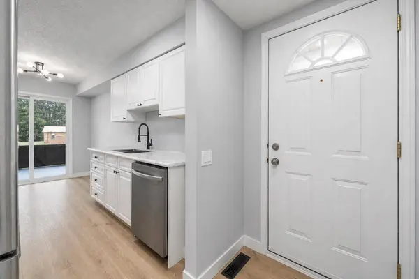 5315 53 AVE NW #1, Calgary, AB T3A 2E7