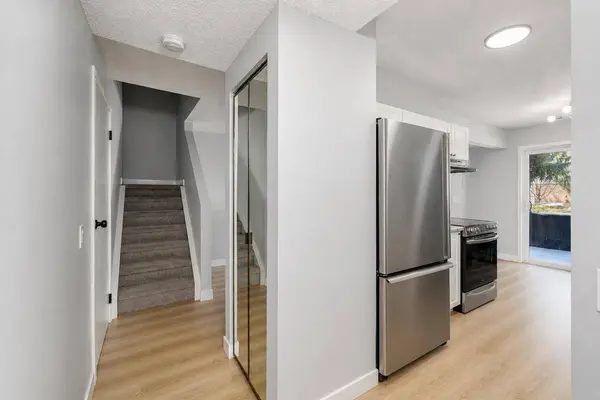 5315 53 AVE NW #1, Calgary, AB T3A 2E7