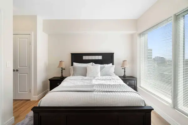 910 5 AVE SW #1906, Calgary, AB T2P 0C3