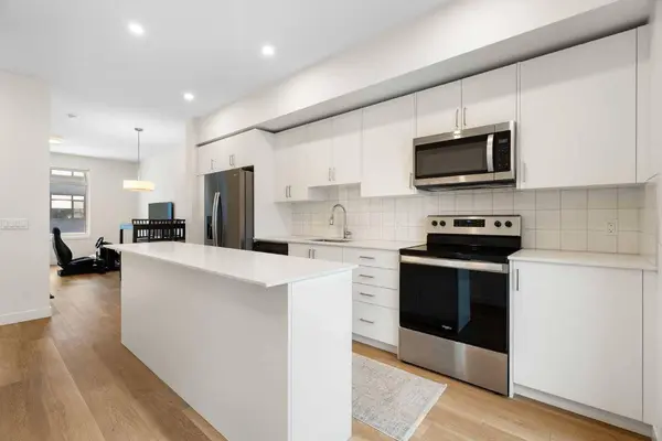 8528 21 AVE SE, Calgary, AB L4H 3H5