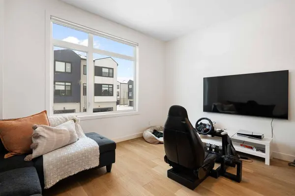 8528 21 AVE SE, Calgary, AB L4H 3H5