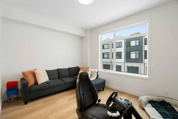 8528 21 AVE SE, Calgary, AB L4H 3H5
