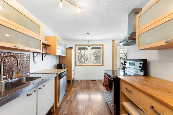 84 Abingdon CRES NE, Calgary, AB T2A 6S3