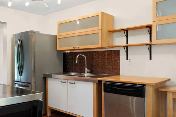 84 Abingdon CRES NE, Calgary, AB T2A 6S3