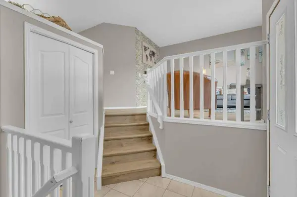 8 Horne Close, Sylvan Lake, AB T4S 0C4