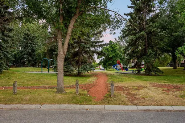 239 Lynnover PL SE, Calgary, AB T2C1L5