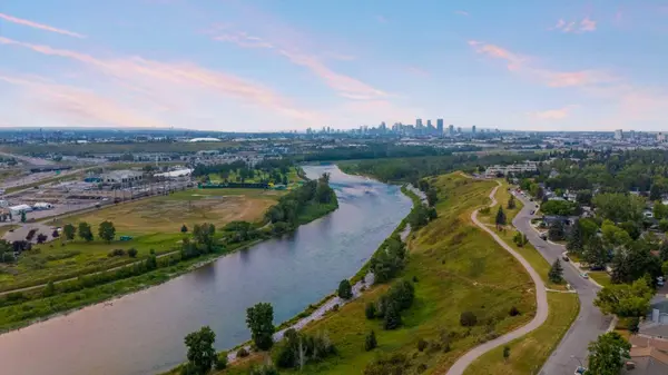 239 Lynnover PL SE, Calgary, AB T2C1L5