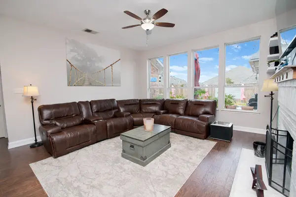 757 Winding Oak Bend, Lake Dallas, TX 75065