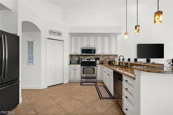 3041 SW 11th PL, Cape Coral, FL 33914