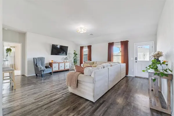 1933 W Antler WAY, Mustang, OK 73064