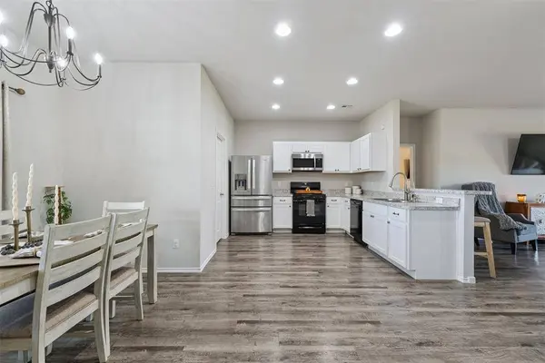 1933 W Antler WAY, Mustang, OK 73064