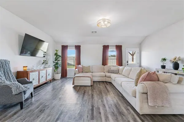1933 W Antler WAY, Mustang, OK 73064