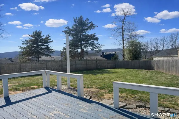 6 Lakeview Place, Middlefield, CT 06455