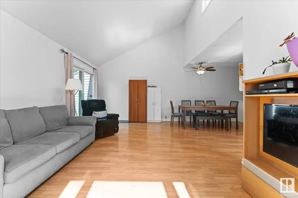 28 HOMESTEAD CR NW, Edmonton, AB T5A 2Y3