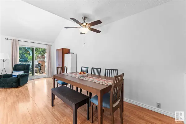 28 HOMESTEAD CR NW, Edmonton, AB T5A 2Y3