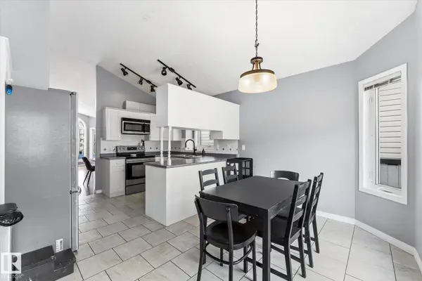 1064 JONES CR NW, Edmonton, AB T6L 6Y1