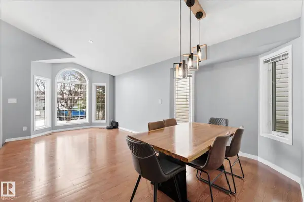 1064 JONES CR NW, Edmonton, AB T6L 6Y1