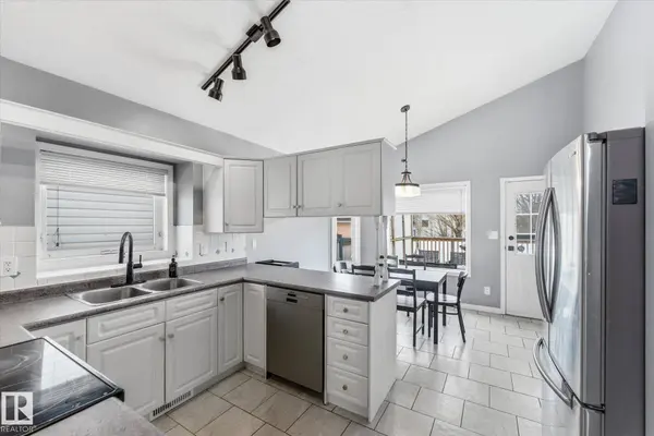 1064 JONES CR NW, Edmonton, AB T6L 6Y1