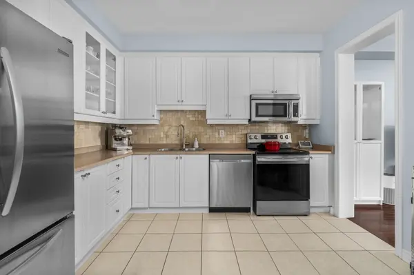 1 Thatcher Cres, East Gwillimbury, ON L9N 0B9