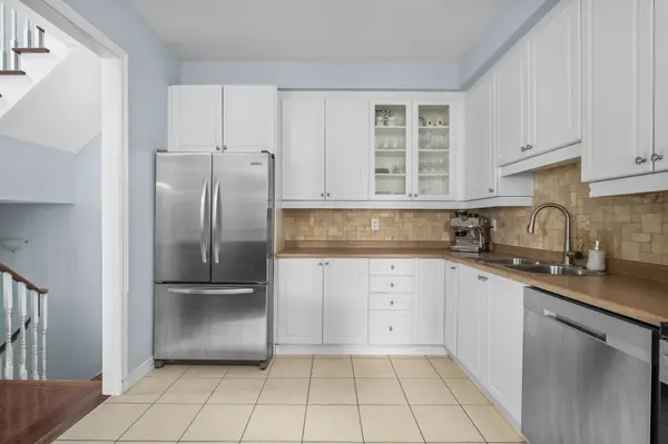 1 Thatcher Cres, East Gwillimbury, ON L9N 0B9
