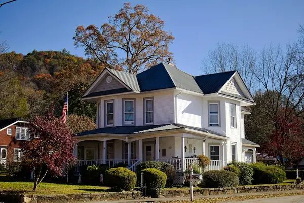 feature image of Thinking About Downsizing? An Honest Guide for New Jersey and Philadelphia Area Sellers
