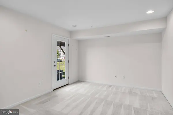 8 IRON GATE RD, Sicklerville, NJ 08081