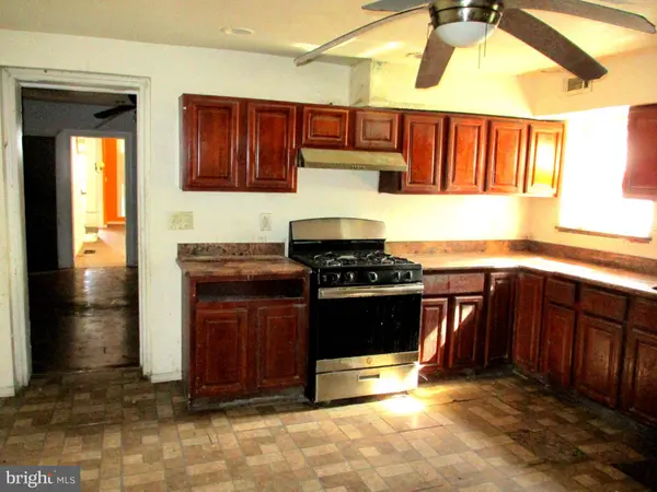 350 PARKER ST, Chester, PA 19013