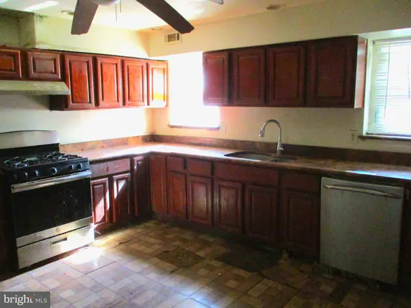 350 PARKER ST, Chester, PA 19013